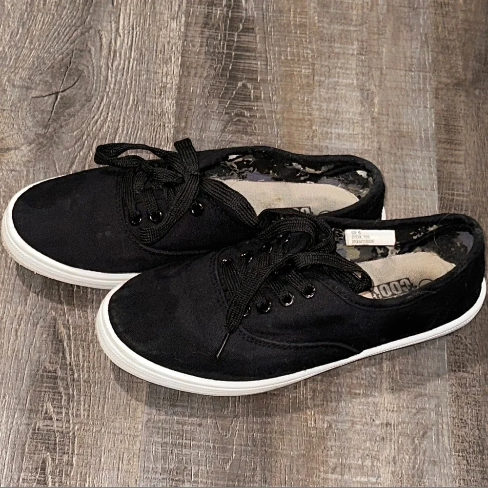 💞 Youth Size 5 Black Lace Up Sneakers
